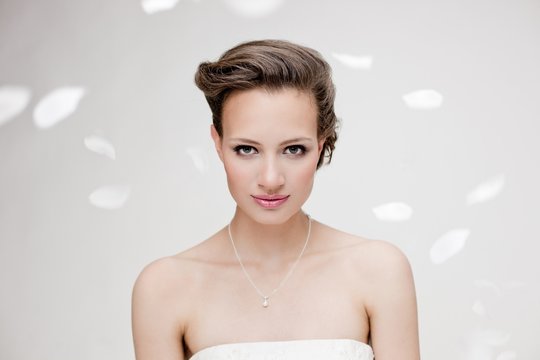 Panna młoda w białych płatkach