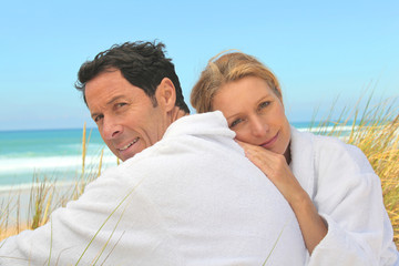 Obraz premium Couple on the dunes in towelling robes