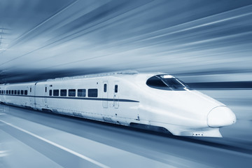 Fototapeta premium Szybki pociąg z rozmyciem ruchu.