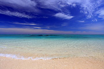 砂浜に打ち寄せる美しい波