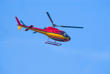 Fototapeta na wymiar AS.350 helikoptera w locie