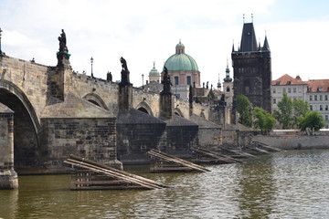 Fototapeta na wymiar Karlsbrücke i Próg