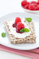 Knäckebrot mit Quark und Himbeeren