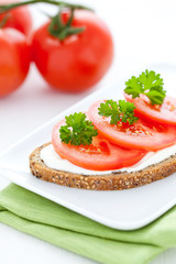 Fototapeta na wymiar Brot mit Tomate