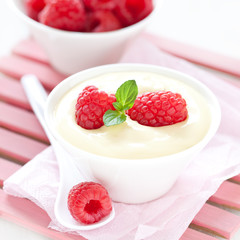 Vanillepudding mit Himbeeren