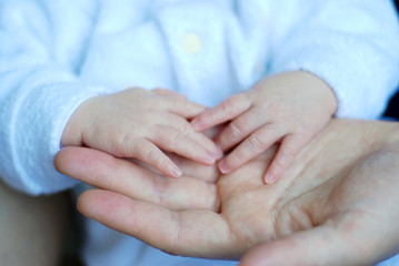Baby Hand und Frauenhand, Schutz und Berührung