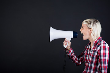 junge blonde frau mit megaphon