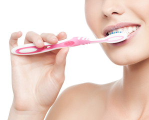 woman brushing her teeth