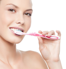 woman brushing her teeth