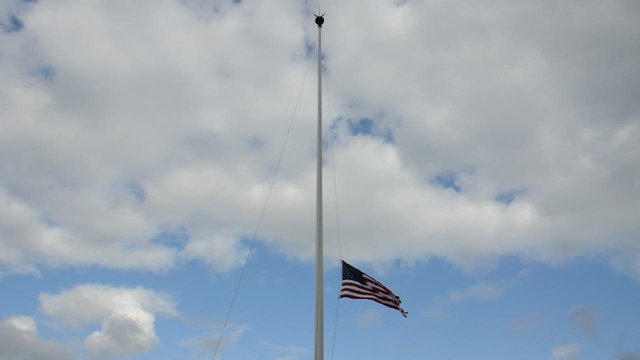Mont&eacute;e du drapeau - Cimeti&egrave;re am&eacute;ricain d' Omaha Beach