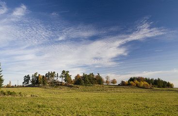 paysage d'automne avec beu ciel bleu nuageux