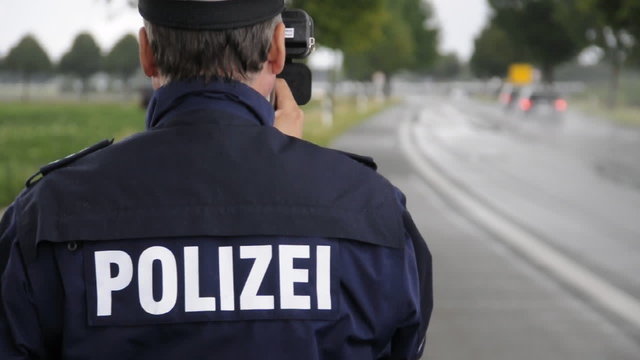 Polizei bei Geschwindigkeitskontrolle