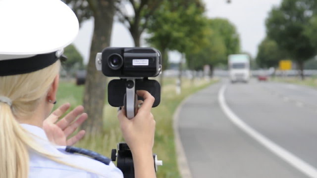 Polizei bei Geschwindigkeitskontrolle