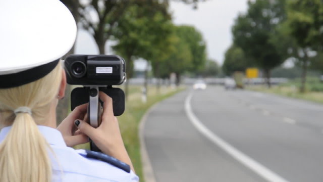 Polizei bei Geschwindigkeitskontrolle