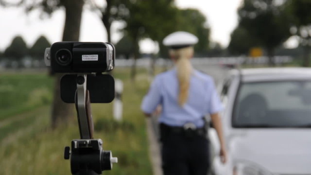 Polizei bei Geschwindigkeitskontrolle