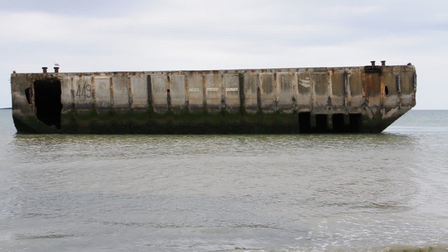 Arromanches - Le port artificiel et ses caissons Phoenix