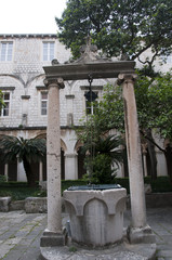 Obraz premium Well in Church Cloisters in Walled City of Dubrovnic in Croatia