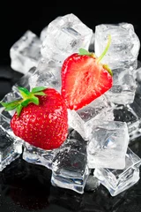 Muurstickers Verse rijpe aardbeien met ijsblokjes op zwarte ondergrond © PerfectLazybones