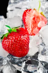 Foto op Plexiglas Verse rijpe aardbeien met ijsblokjes op zwarte ondergrond © PerfectLazybones