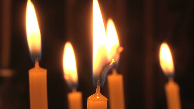 свечи в церкви