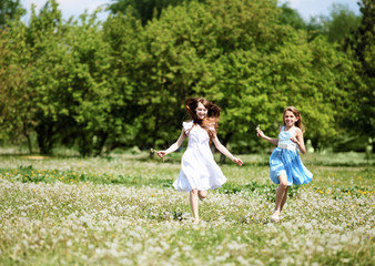 Obraz premium two girls playing in the park