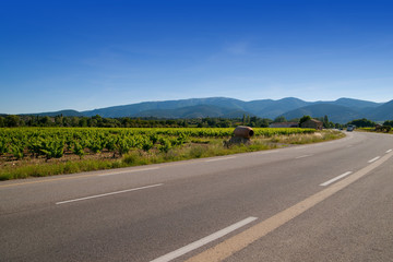 route et paysage provençale