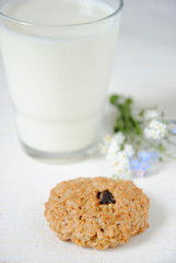 Obraz na płótnie Canvas Oatmeal cookies and a glass of milk