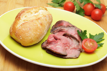 Krustenbrötchen mit Roastbeefscheiben