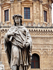 Statue de religieux portant croix - La cathedrale de Palerme
