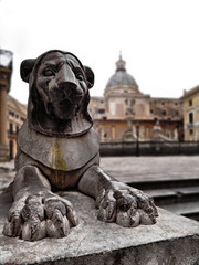 Statue de lionne en bronze a Palerme