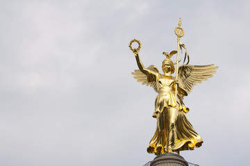 Fototapeta na wymiar Odrestaurowany Kolumna Zwycięstwa w Berlinie