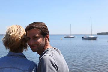 Fototapeta premium Couple next to a lake