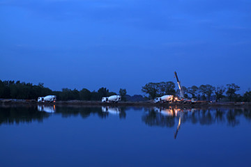 Obraz premium truck near the river