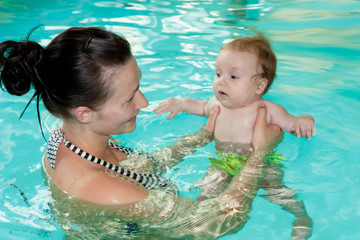 mama mit baby im wasser