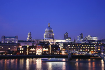 Fototapeta premium St Paul's Cathedral and Millennium Bridge