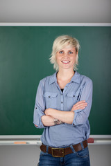 lehrerin steht vor der tafel
