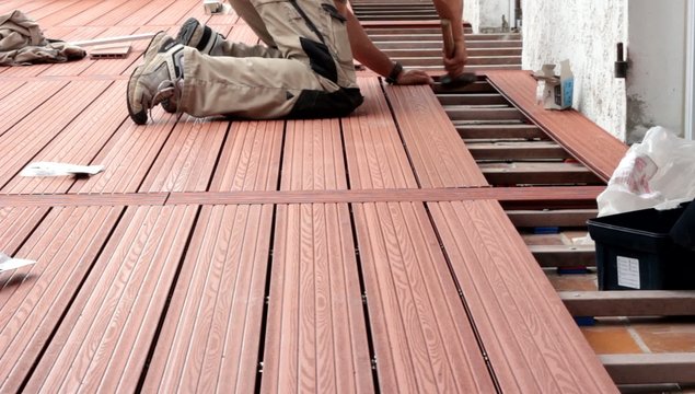 coups de marteau pour fixer la latte