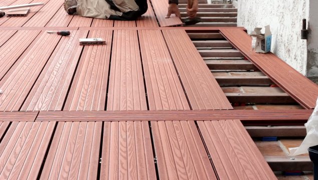 coups de marteau pour fixer la latte