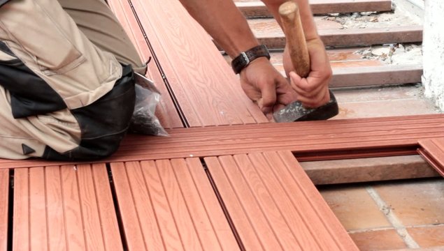 coups de marteau pour fixer la latte