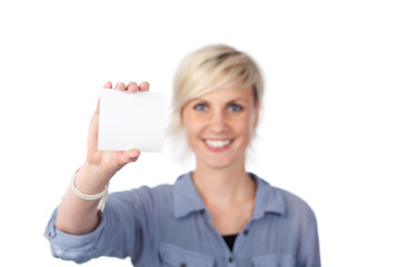 junge blonde frau zeigt karte
