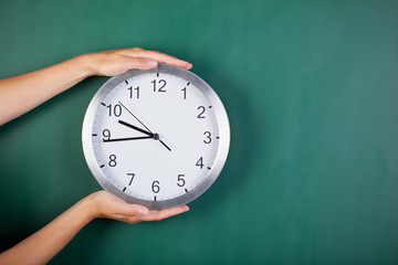 hand hält uhr