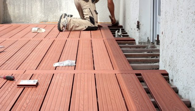coups de marteau pour fixer la latte