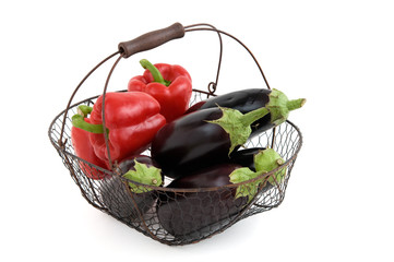 Auberginen und rote Paprika im Drahtkorb