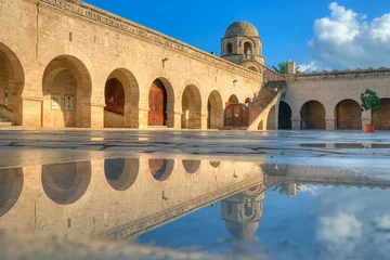 Foto op Plexiglas Grote Moskee in Sousse en de reflectie van het zwembad © Cisek Ciesielski