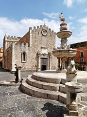 La fontaine de la Piazza del Duomo a Taormina