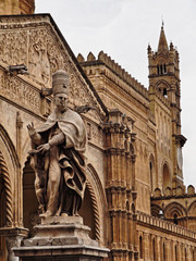 Statue devant le Palais des normands a Palerme