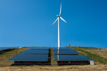 Windrad und Solarzellen 2