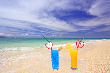 トロピカルジュースとコバルトブルーの海