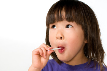 飴を舐める女の子