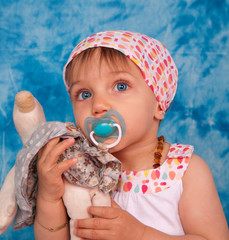 fillette aux yeux bleus et son doudou